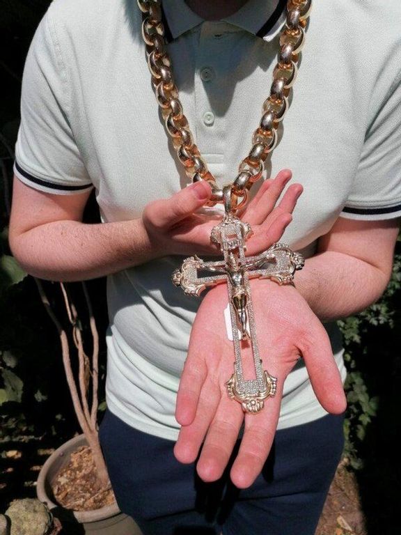 Bling-loving boxer Tyson Fury makes generous bid on gold crucifix and chain