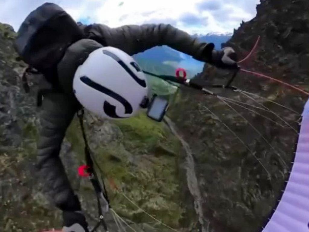Speed flyer’s astonishing white-knuckle para rides