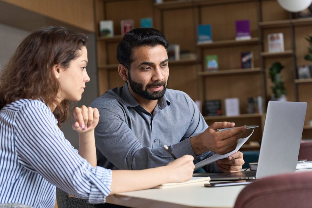 A manager training his employee in her new job. It takes the average American worker a year and seven months to feel like they’re “thriving” in a new job, according to new research. GROUND PICTURE/SWNS TALKER