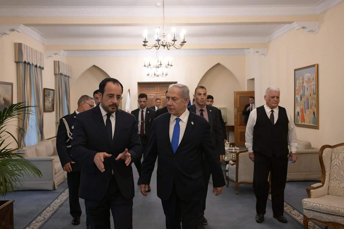 <p>Cypriot President Nikos Christodoulides (left) and Israeli Prime Minister Benjamin Netanyahu hold a joint meeting in Nicosia, Sept. 3, 2023. Netanyahu and Christodoulides vowed to strengthen security and economic cooperation. AMOS BEN-GERSHOM/JNS VIA GPO</p>