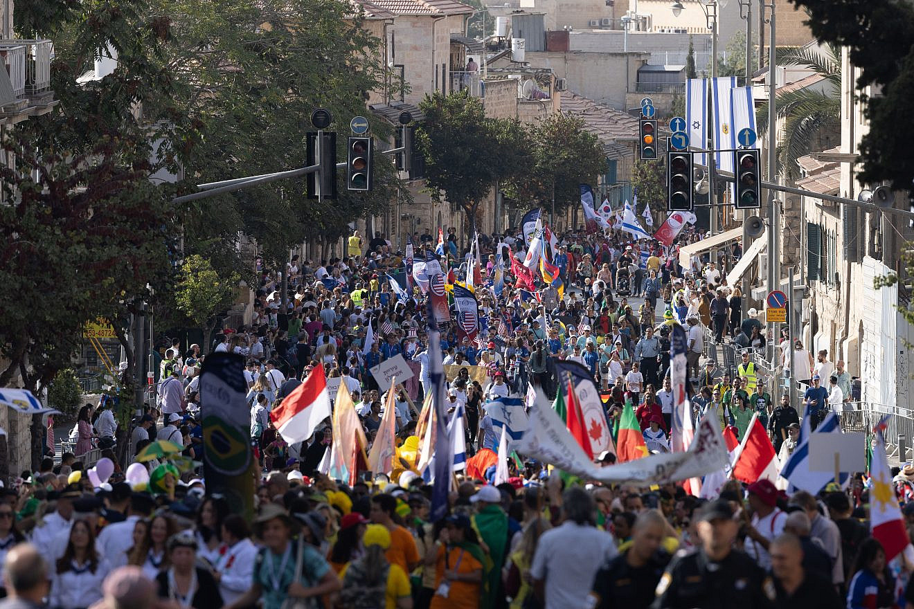<p>Thousands of Christian pilgrims parade in Jerusalem, marking the Jewish holiday of Sukkot and the Feast of Tabernacles, Oct. 13, 2022. The Fijian deputy PM will lead his nation's delegation to the feast ahead of planned embassy move. YONATAN SINDEL/FLASH90.</p>