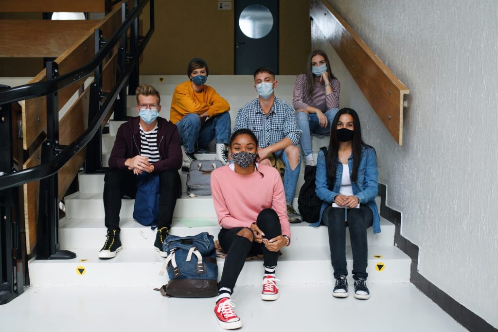 Students wearing masks. Those wearing masks are aware that the bottom half of their face can’t be seen, making it more difficult to perceive that part of others can be seen. .GROUND PICTURE /VIA SHUTTERSTOCK 