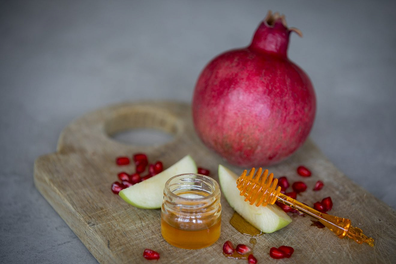 <p>Apples, honey and pomegranate, which are traditionally eaten on Rosh Hashanah. In a High Holidays call with rabbis and other clergy, U.S. President Joe Biden discussed his commitment to the security of American Jews and his relationship with Israel, as well as made the highly unlikely claim that he grew up in Delaware’s Jewish community. MIRIAM ALSTER/JNS VIA FLASH90</p>