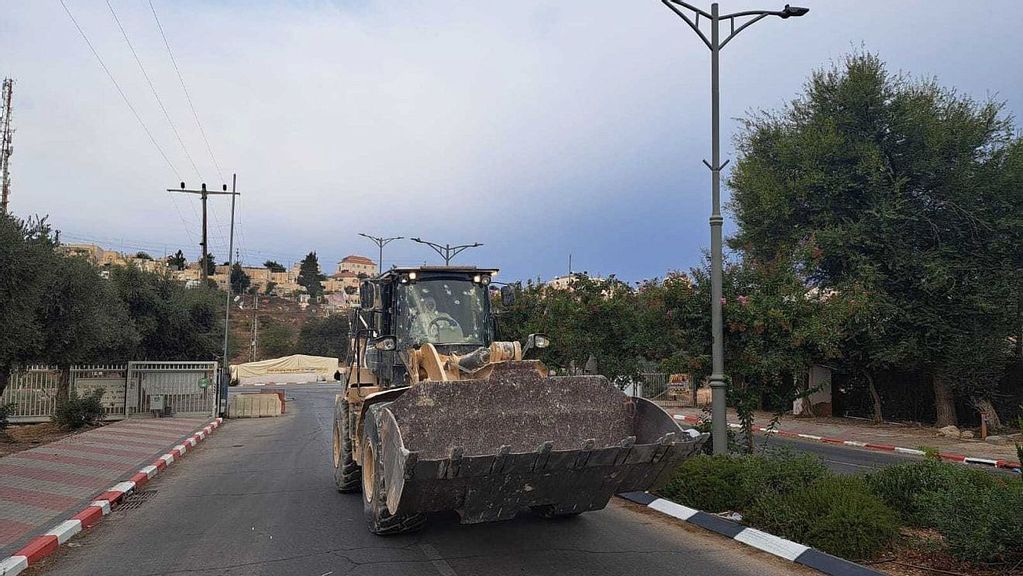 <p>Israeli security forces neutralize a Palestinian terrorist attempting a ramming attack behind the wheel of a tractor in Hebron. Oct 9, 2023. TPS.</p>