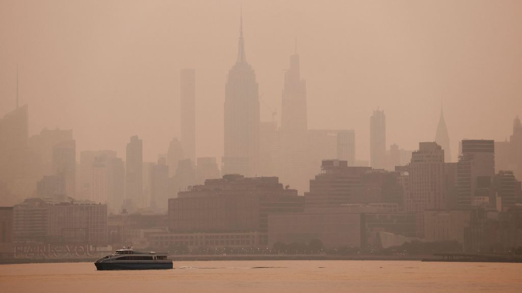 Smoke shrouds the skyline of midtown Manhattan as the sun rises in New York City on June 7, 2023, as seen from Jersey City, New Jersey. (Photo by Gary Hershorn/Getty Images)