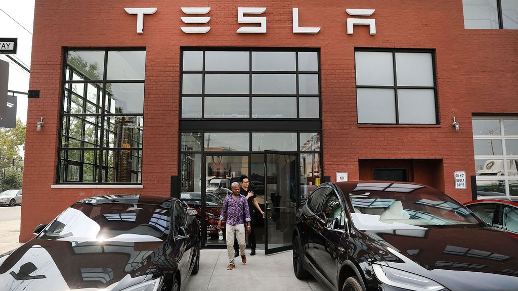 Tesla vehicles stand outside a Brooklyn showroom and service center, in New York City. The string of price cuts Tesla has announced since the start of the year have led to a decline in automotive gross margin. (SPENCER PLATT/GETTY IMAGES)