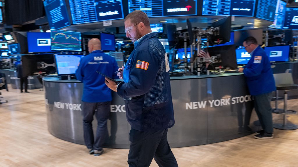       Traders work on the floor of the New York Stock Exchange (NYSE) on September 05, 2023, in New York City. The Dow Jones Industrial Average finished the day 0.22% lower, ending at 34,440.88 while the Nasdaq Composite fell 1.53% and ended the session at 13,469.13. SPENCER PLATT/GETTY IMAGES. 