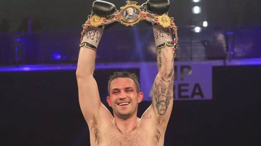 <p>Paul Smith celebrates winning the British super-middleweight belt. Paul Smith and his brother Stephen Smith, who are former elite winners are <strong> </strong>supporting the Global Fighters Union. LAWRENCE LUSTIG.</p>