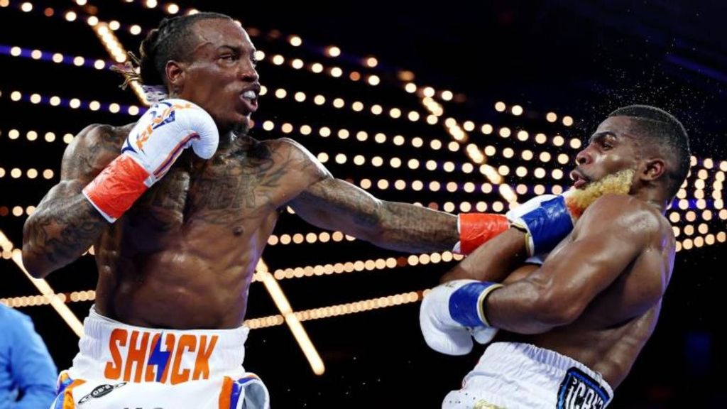 <p>Abraham Nova(R) trades punches with O’Shaquie Foster (L) during their WBC Junior Lightweight World title fight at The Theatre at Madison Square Garden in New York City. Foster defeated Nova in a split decision to retain the WBC super-featherweight world title. AI BELLO/GETTY IMAGES. </p>