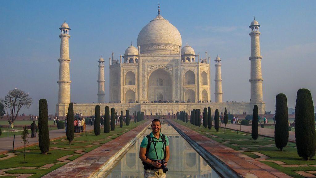       Photographer Andrew Pateras appearing in front of Taj Mahal. Pateras travelled around the world where his work involved the world's prominent landmarks. (COURTESY/ANDREW PATERAS) 