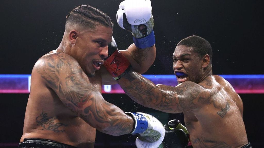 <p>Jared Anderson(R) wins a heavyweight fight by unanimous decision after dominating Ryad Merhy. MIKEY WILLIAMS/ TOP RANK.</p>