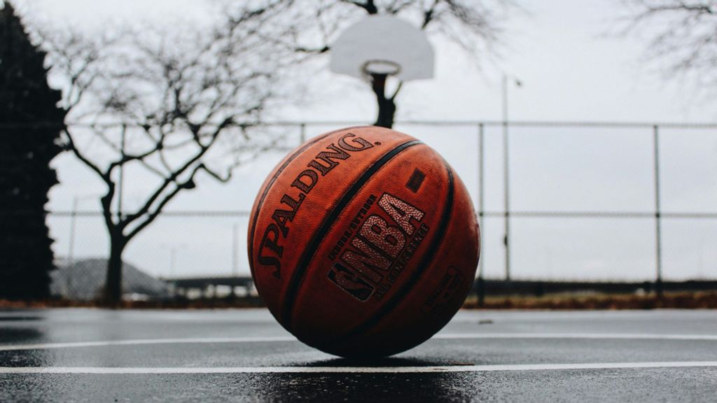 <p>A basketball in the middle of the court. Jordan Armstrong tries basketball as a way to promote peace amid Middle East tensions. (TJ DRAGOTTA/UNSPLASHED)</p>