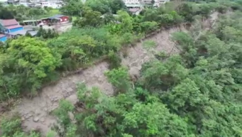 花蓮木瓜溪駁岸崩去、徛家厝地基消失 水頭出現積水湖