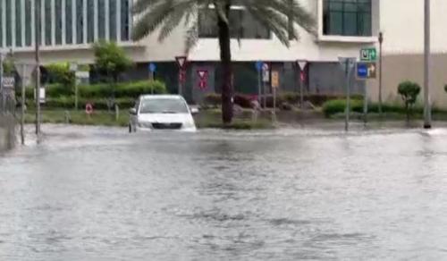 杜拜半日之內落欲規年的雨量 陸空交通大亂