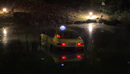 計程車卡水底？ 高雄內惟埤裝置藝術惹爭議