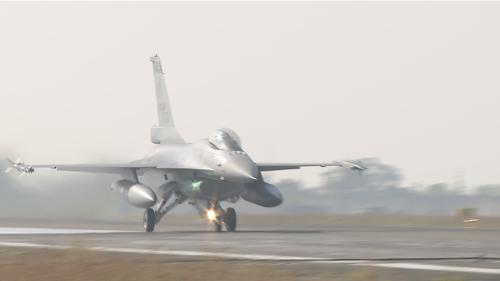 F-16V戰機射彈訓練相無準 震波驚著海巡船艦