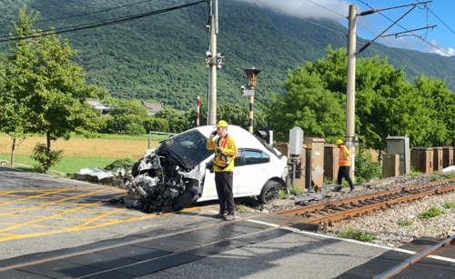 太魯閣號駛過花蓮佳民段 煞予轎車挵甲塌入去