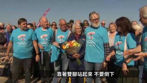 英國102歲阿媽跳傘做生日 募款予慈善機構