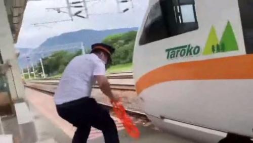 未成年佇鐵枝路排石頭 害太魯閣號挵著擋恬