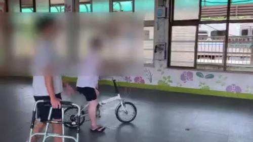 阻止阿伯佇臺鐵站內騎跤踏車 站務員煞被拍