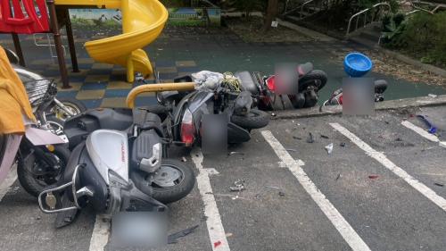 油門當做擋仔？ 74歲婦女駛車挵著26台汽機車
