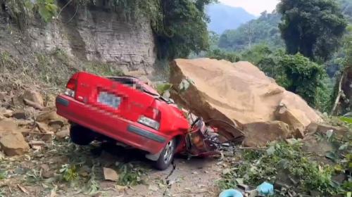泰安苗62-1線道路 石頭崩落掔著轎車2人死