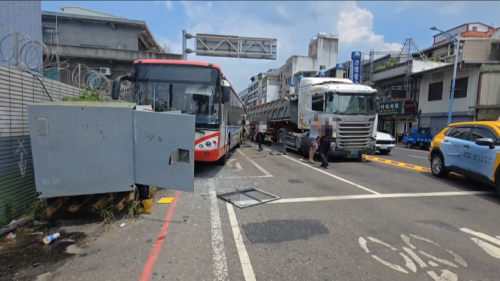 砂石仔車挵著公車 閣挵著路邊電箱規台徙位