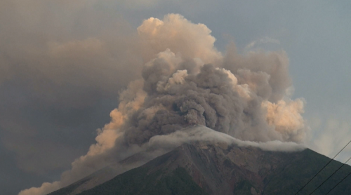 瓜地馬拉火山噴發 發佈紅色警戒、撤離600外人
