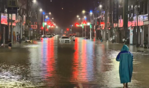 高雄摒雨鼓山淹水 楠梓車路崩塌緊急封路