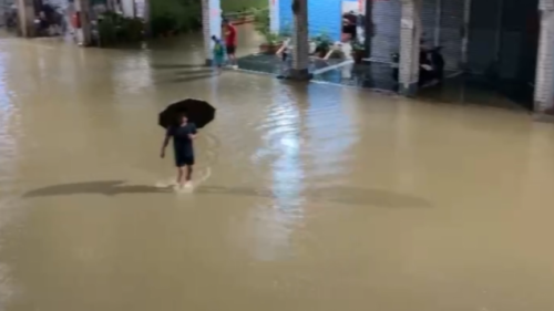 高雄鼓山半暝大水雨 各地積水、車路變水路