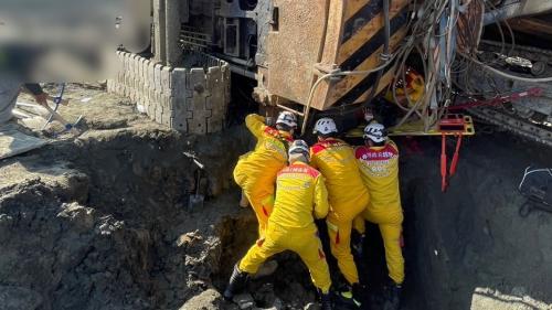 高雄楠梓國軍工地 櫼砂機倒去、硩死59歲工人