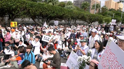 「追思白玫瑰」凱道上百人遊行 反對廢除死刑