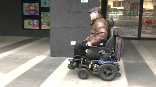 路邊車輛雄雄開門 代步車緊急踏擋仔反車