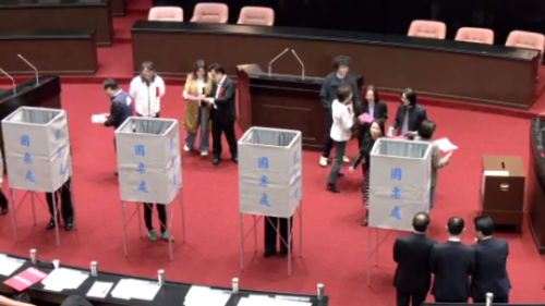 行政院提財劃法覆議案 立法院藍白聯手否決