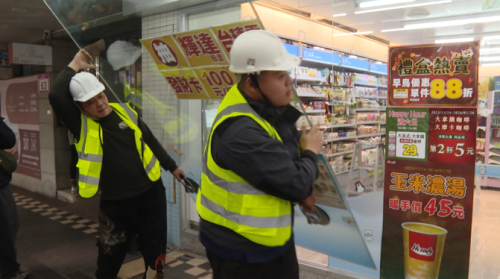 超商拆門迎接跨年人陣 攢燒唿唿食物搶生理