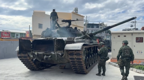 陸軍八軍團勇虎戰車 移防經過高雄湖內衝煙