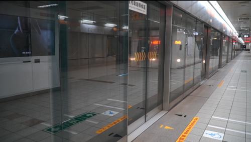 高捷有婦人人上車嚷 揤緊急電話喝不准發車