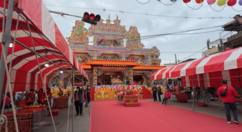 彰化溪湖建醮大典 民眾用高麗菜疊做山祭拜