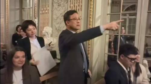 梨山茶農提著法國特別獎 頒獎現場展咱國旗