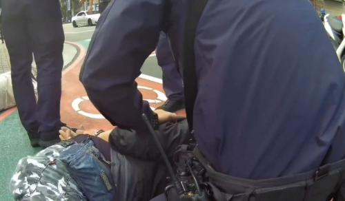 桃園有嫌犯佮警察相逐 駛車挵警車害警員著傷