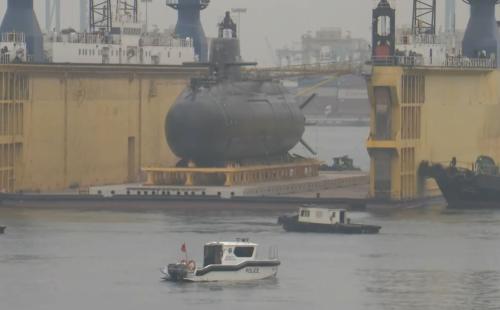 「海鯤號」拖去台船船塢 形體見光、船葉包絚絚