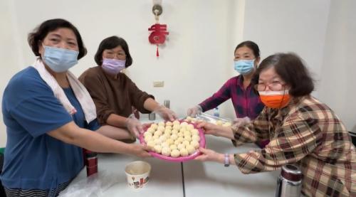 上元暝臺南鄉親做元宵圓 祈求規年圓滿順序