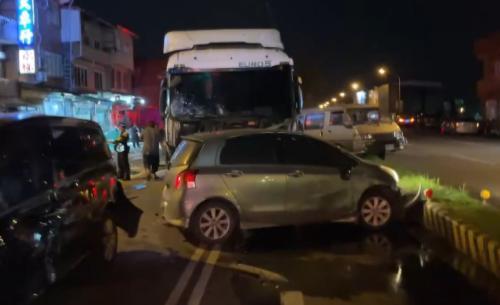 冬山拖板車駕駛抾手機仔 挵10台車、16人著傷