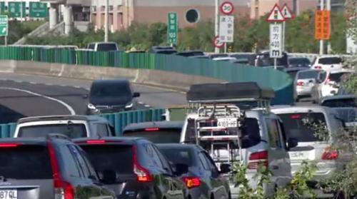 228連紲假期第一日 國1、國5落南較會窒車