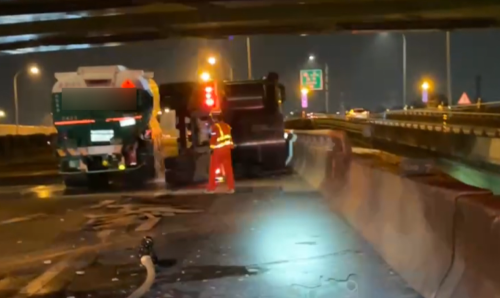 國1臺南路段 有砂石車挵油罐車、汽油漏規路