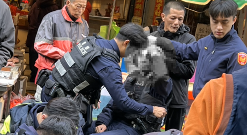 苗栗男性攑刀仔市場賴賴趖 民眾驚惶緊報警