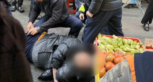 苗栗查埔人市場攑刀四界浪 警察阻擋煞予刜