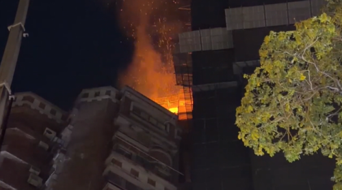 高雄26樓懸建案樓尾頂大火 隔壁住戶緊逃生