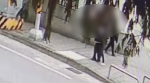 學生雄雄予人繏嚨喉 民眾看著緊鬥相共阻止