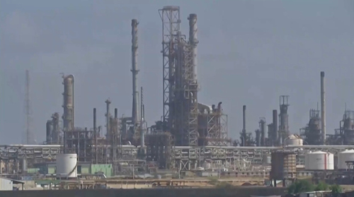 川普踏硬 愛委國移交至少3千萬桶油予美國